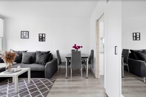 Economy Studio Suite | Living area | 40-inch flat-screen TV with digital channels, TV - Elite Apartments Idea (Gdansk)