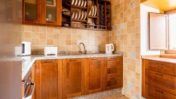 Een koelkast, een magnetron, een oven, een kookplaat