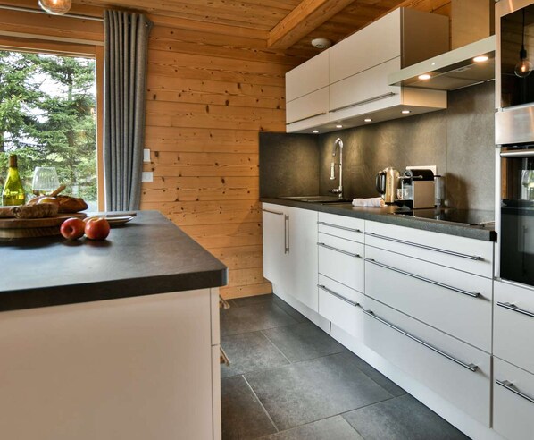 Kylskåp, mikrovågsugn, ugn och diskmaskin