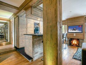 Une cuisine moderne dotée d’un four encastré et d’un îlot central en bois.