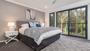 5 bedrooms, iron/ironing board, Internet, bed sheets - Endless Summer @ Smiths (Smiths Lake)