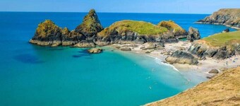 Luxury Cottage with Parking, Minutes to Beach and Restaurants