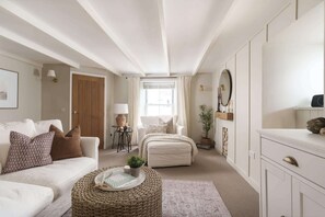 TV, offices - Luxury Cottage with Parking, Minutes to Beach and Restaurants (Porthleven)