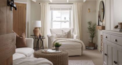 Luxury Cottage with Parking, Minutes to Beach and Restaurants