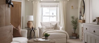 Luxury Cottage with Parking, Minutes to Beach and Restaurants