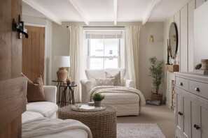 TV, offices - Luxury Cottage with Parking, Minutes to Beach and Restaurants (Porthleven)