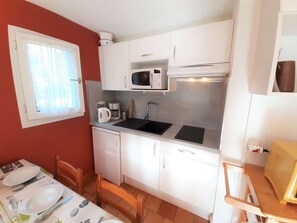 Fridge, microwave, oven, stovetop - Cozy 2BR Apt for 6 with Balcony, Parking & Ski Locker in Saint-Lary-Soulan (Saint-Lary-Soulan)