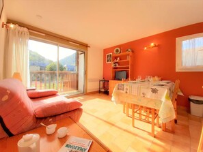 TV - Cozy 2BR Apt for 6 with Balcony, Parking & Ski Locker in Saint-Lary-Soulan (Saint-Lary-Soulan)