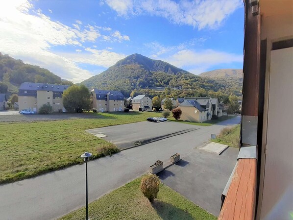 Property grounds - Cozy 2BR Apt for 6 with Balcony, Parking & Ski Locker in Saint-Lary-Soulan (Saint-Lary-Soulan)