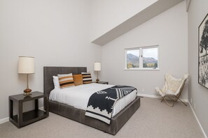 6 bedrooms, iron/ironing board, free WiFi, bed sheets