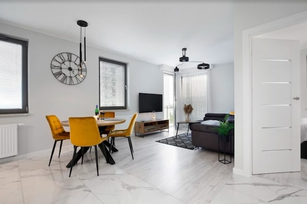 Deluxe Apartment | Living area | 40-inch flat-screen TV with digital channels, TV - Elite Apartments Długie Ogrody (Gdansk)