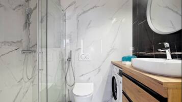 Deluxe Apartment | Bathroom | Shower, towels, soap, toilet paper