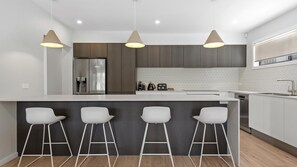 Réfrigérateur, four à micro-ondes, un four, surface de cuisson