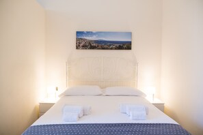 Down duvets, desk, laptop workspace, soundproofing - Le Stanze del Principe (Naples)