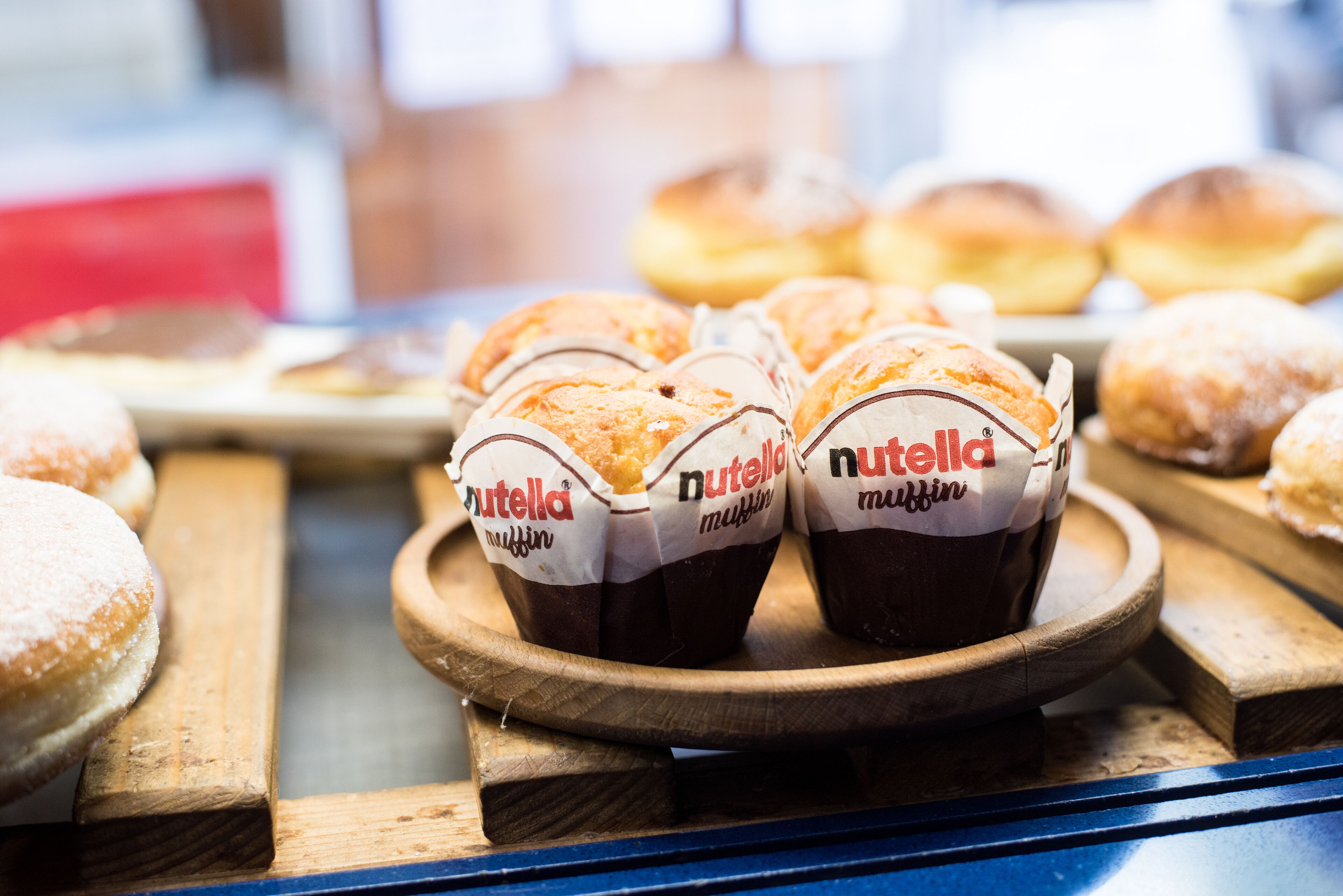Una bandeja de muffins de Nutella sobre una tabla de madera.