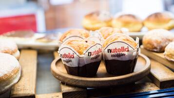 Una bandeja de muffins de Nutella sobre una tabla de madera.