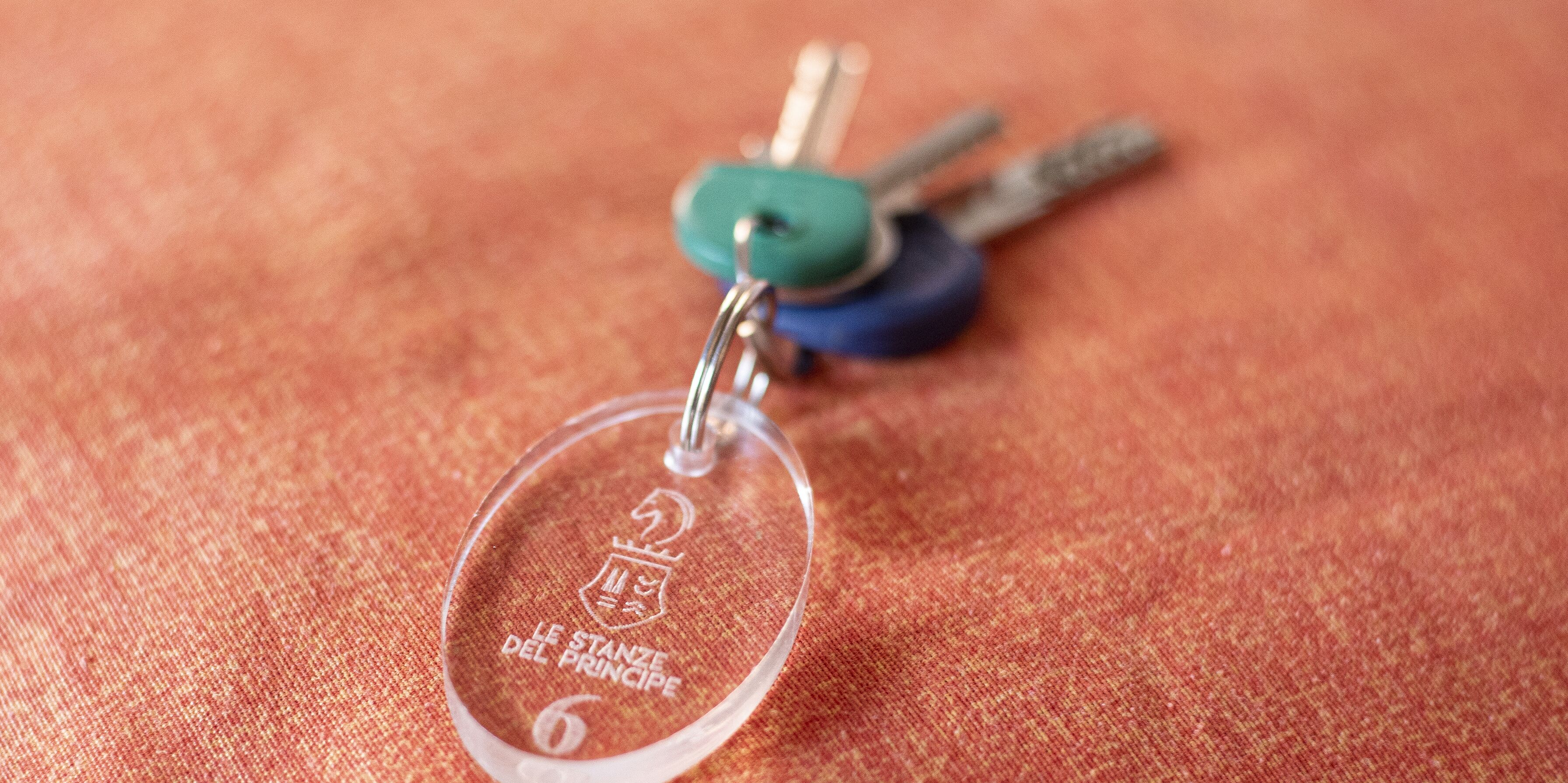 A keychain with the inscription "Le Stanze Del Principe" and the number 6.
