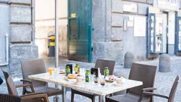 TĂ€gliches inbegriffenes groĂes FrĂŒhstĂŒck