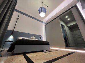 Quarto triplo superluxo (con balcone) | Lençóis italianos Frette, roupas de cama premium, edredons de pluma