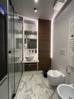 Double Room (Camera Matrimoniale con balcone 1) | Bathroom - Rettifilo 311 (Naples)