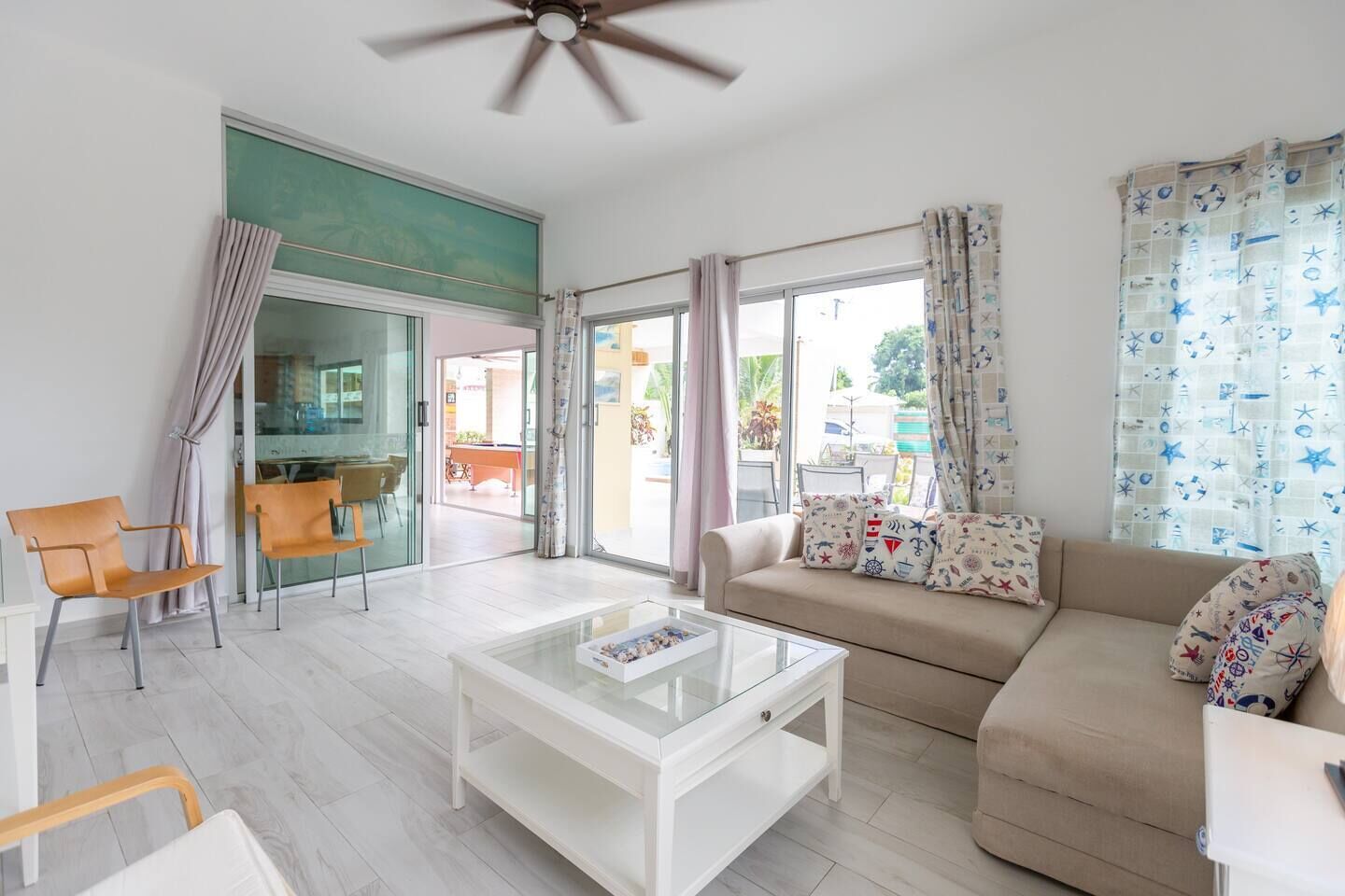 Televisión, Netflix, servicios de streaming y oficina 