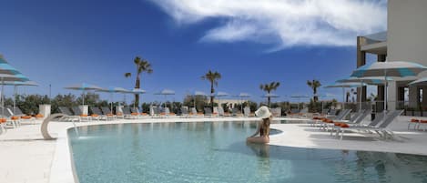 Piscine extérieure, parasols de plage, chaises longues