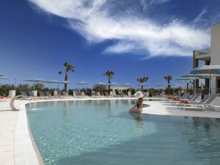 Außenpool, Sonnenschirme, Liegestühle