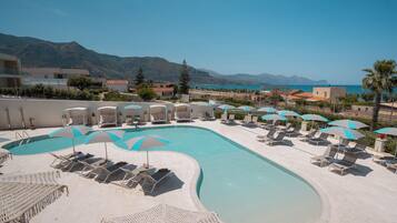 Piscine extérieure, parasols de plage, chaises longues