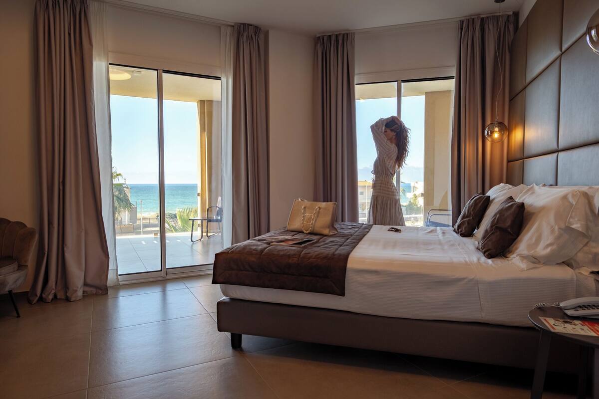 Phòng Suite Junior, không hút thuốc, quang cảnh biển | 1 phòng ngủ, két bảo mật tại phòng, bàn