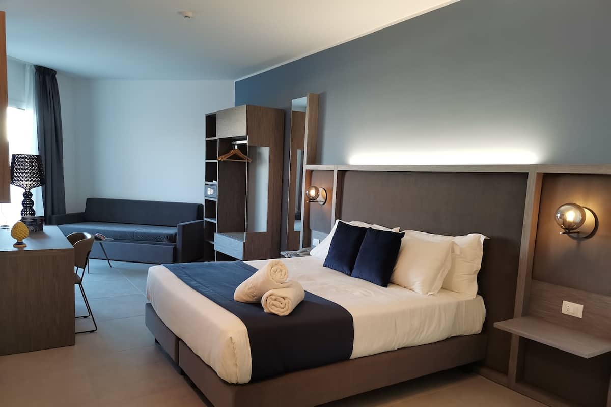 Habitación triple básica | 1 dormitorio, caja fuerte, escritorio