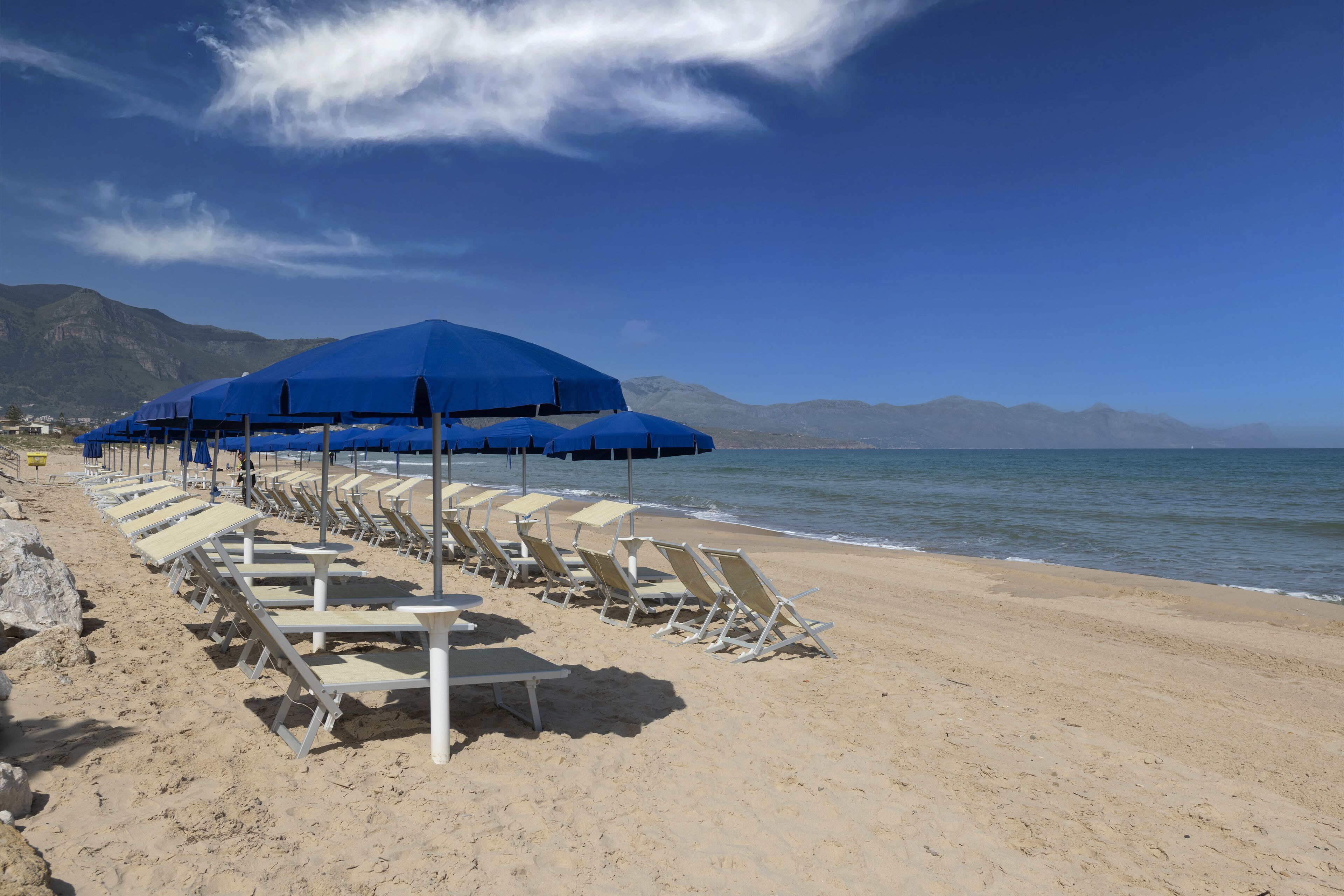 Plage, sable blanc, navette gratuite vers la plage, chaises longues