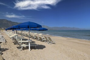 在海滩、白沙、免费海滩班车、沙滩椅