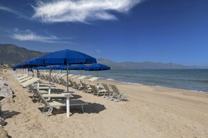 Na praia, areia branca, serviço de traslado de/para a praia grátis 