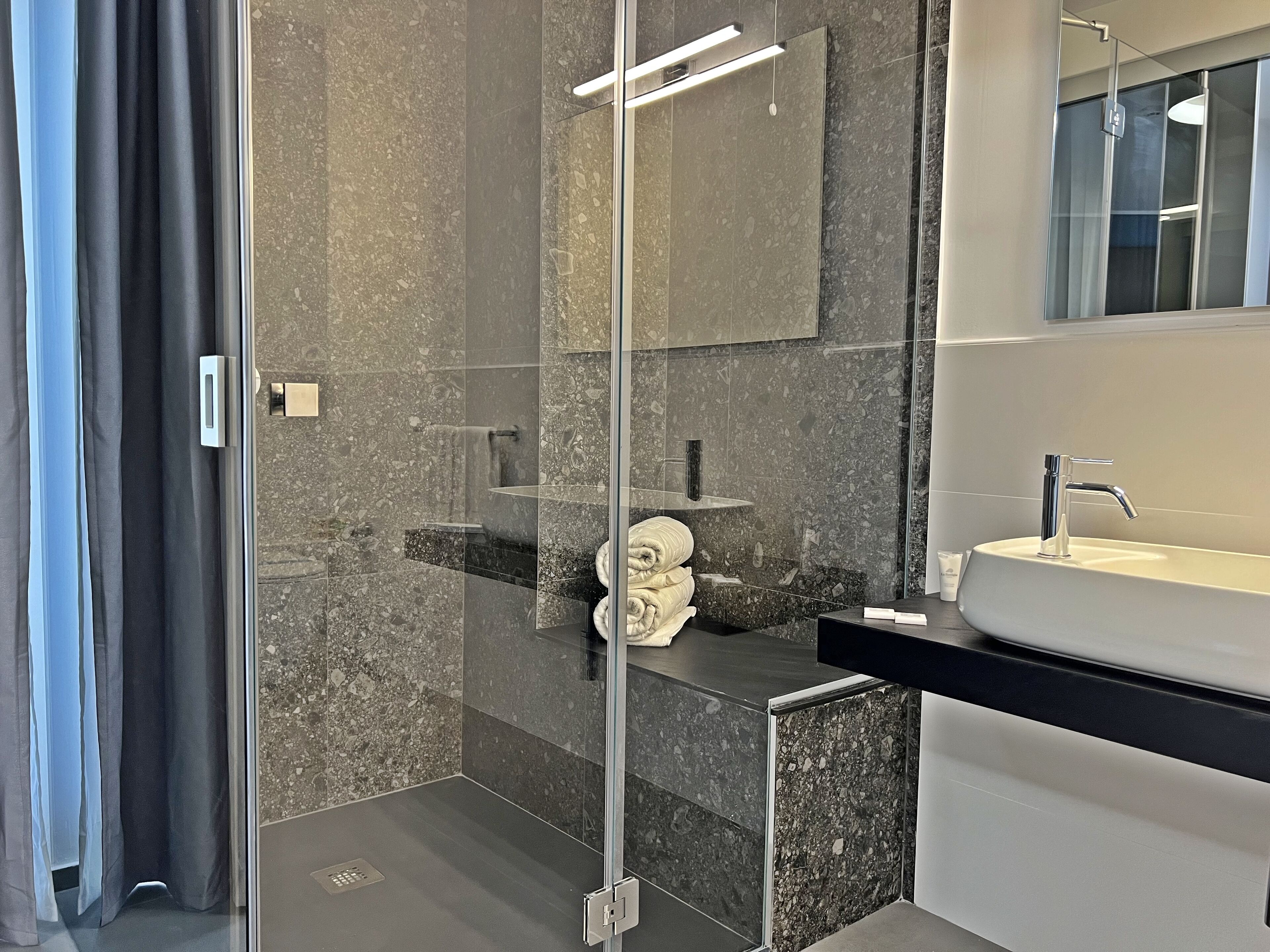 shower, rainfall showerhead, free toiletries, hair dryer