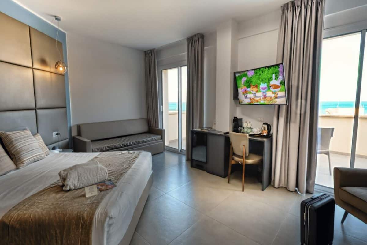 Suite junior, vista al mar (3 people) | Ropa de cama de alta calidad, edredón y camas con efecto memoria