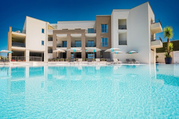 Outdoor pool, pool umbrellas, pool loungers - Resort La battigia Beach And Spa (Alcamo)