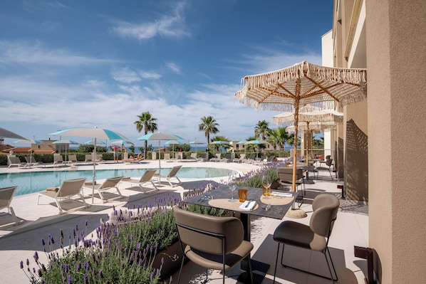 2 restaurants, lunch served