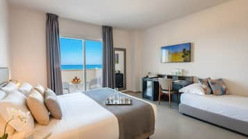 Kolmen hengen deluxe-huone, terassi, merinäköala | Ylelliset vuodevaatteet, untuvapeitot, memory foam -patjalliset sängyt