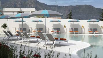 Outdoor pool, pool umbrellas, sun loungers
