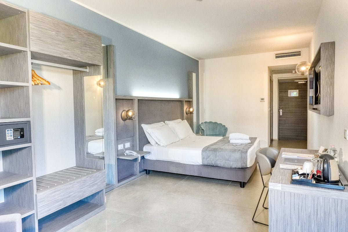 Comfort Triple Room, Garden View | 1 bedroom, in-room safe, desk, laptop workspace