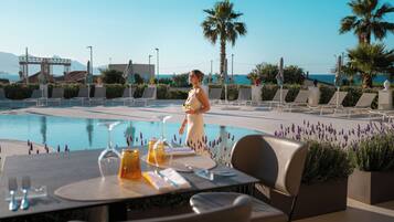 2 restaurants; lunch, dinner and brunch served