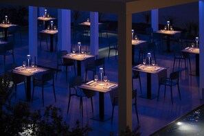 2 bars, bar en bord de piscine, bar de plage