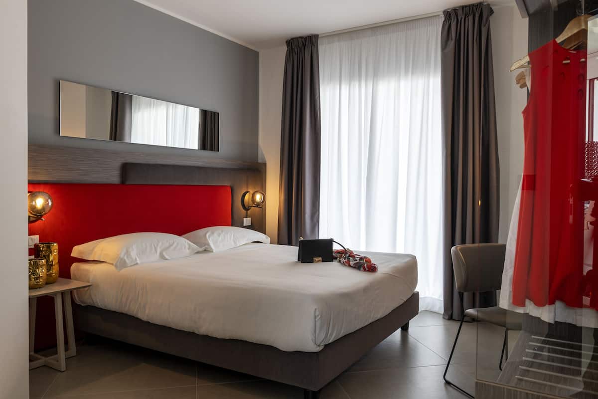1 bedroom, in-room safe, desk, laptop workspace
