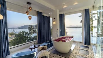 Presidential Suite | Bathroom | Shower, hair dryer, bidet, towels