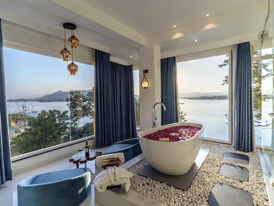 Presidentiële suite | Badkamer | Een douche, een haardroger, een bidet, handdoeken