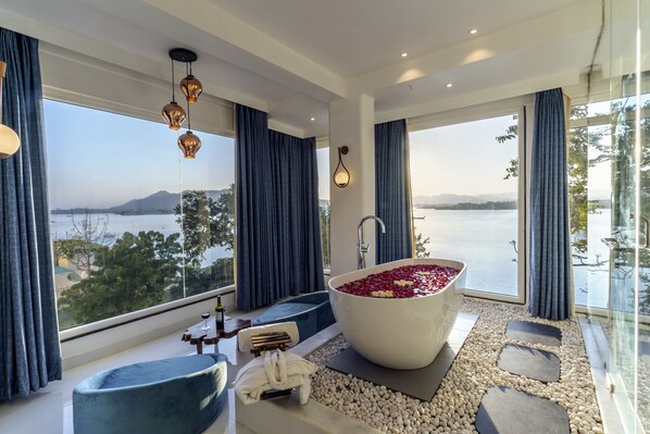 Presidential Suite | Bathroom | Shower, hair dryer, bidet, towels - Moustache Udaipur Luxuria (Udaipur)