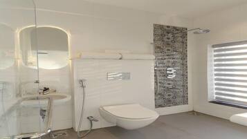 Ein modernes Badezimmer mit Duschkabine, Toilette und Waschbecken.