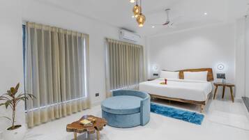 Junior Suite | 1 bedroom, minibar, individually decorated, individually furnished