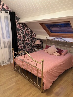 2 makuuhuonetta, työpöytä, silitysrauta/-lauta, ilmainen Wi-Fi