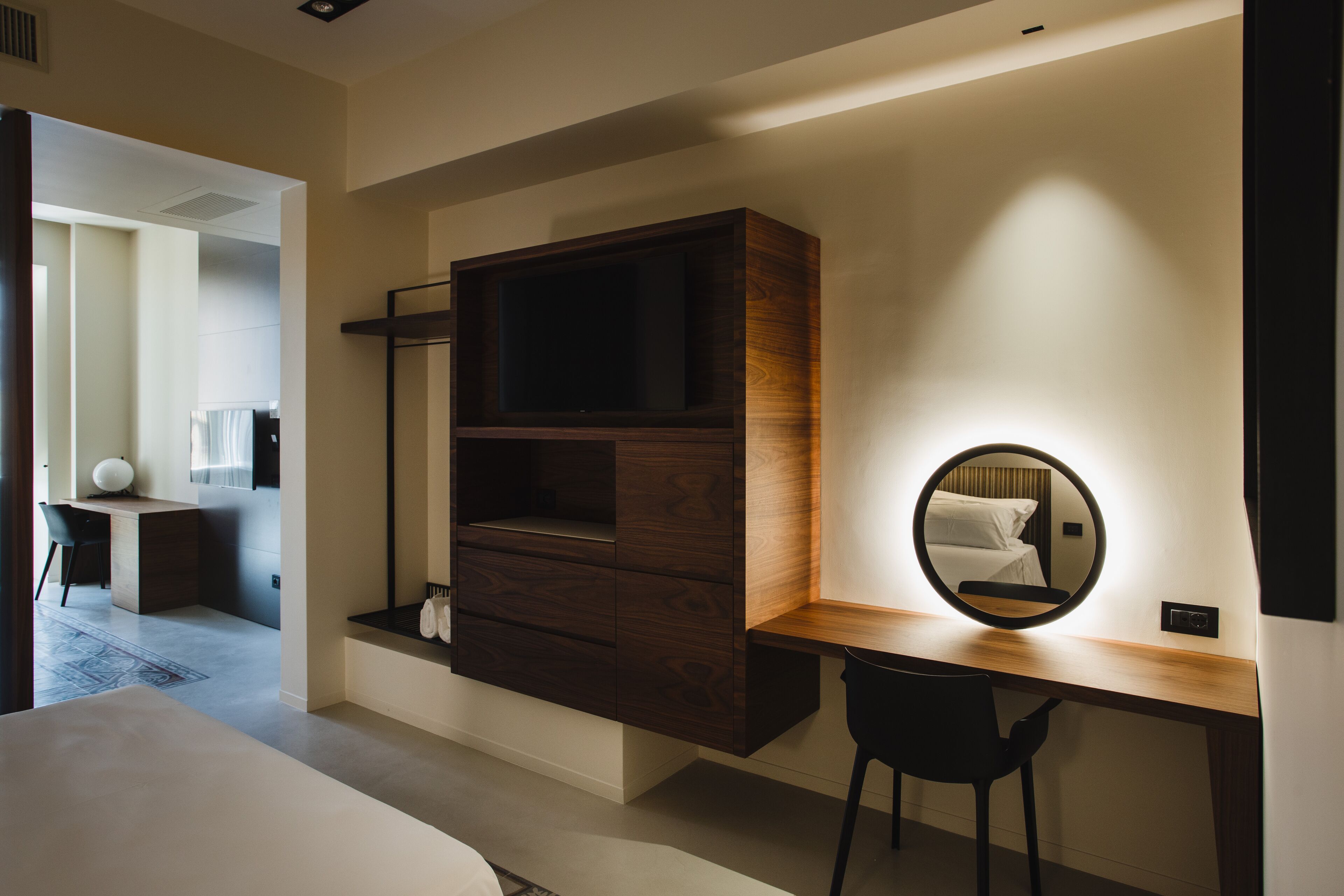 traditional suite | premium bedding, down duvets, pillow-top beds, minibar